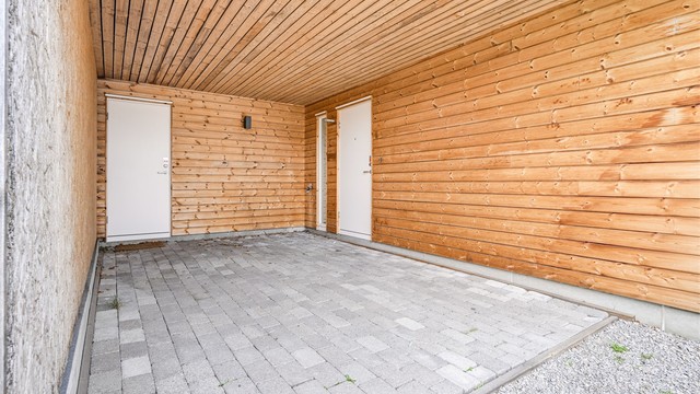 Carporten gir en skjermet biloppstillingsplass. Her er også inngang til en sportsbod på 8 m².