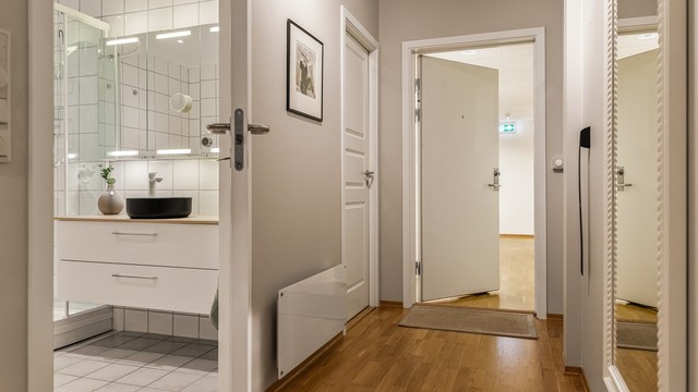 Fra entréen er det direkte adkomst til badet og videre inn i leiligheten.