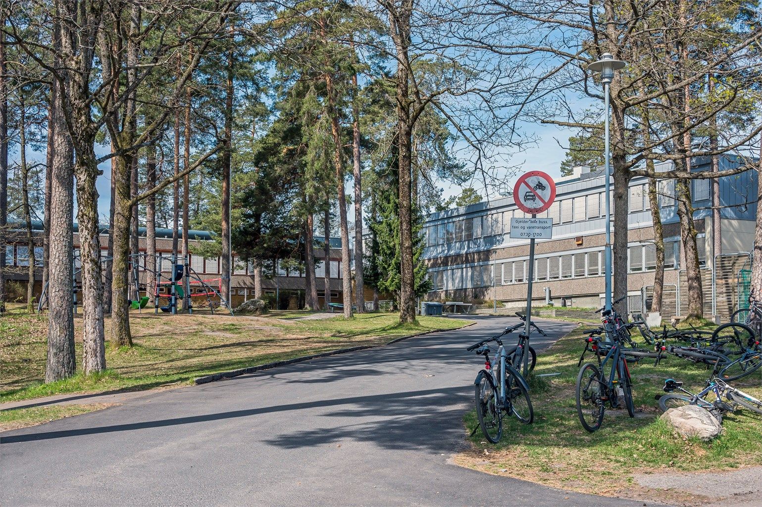 Det er kun få skritt til Byskogen barne- og ungdomsskole, noe som gjør beliggenheten ideell for barnefamilier.