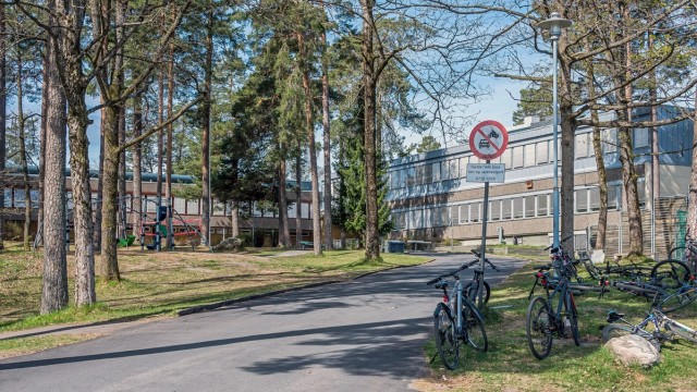 Det er kun få skritt til Byskogen barne- og ungdomsskole, noe som gjør beliggenheten ideell for barnefamilier.