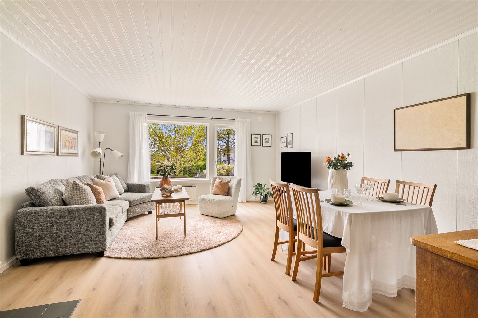 Stuen er lys og lekker innredet og har en god romfølelse med mye naturlig lys.
