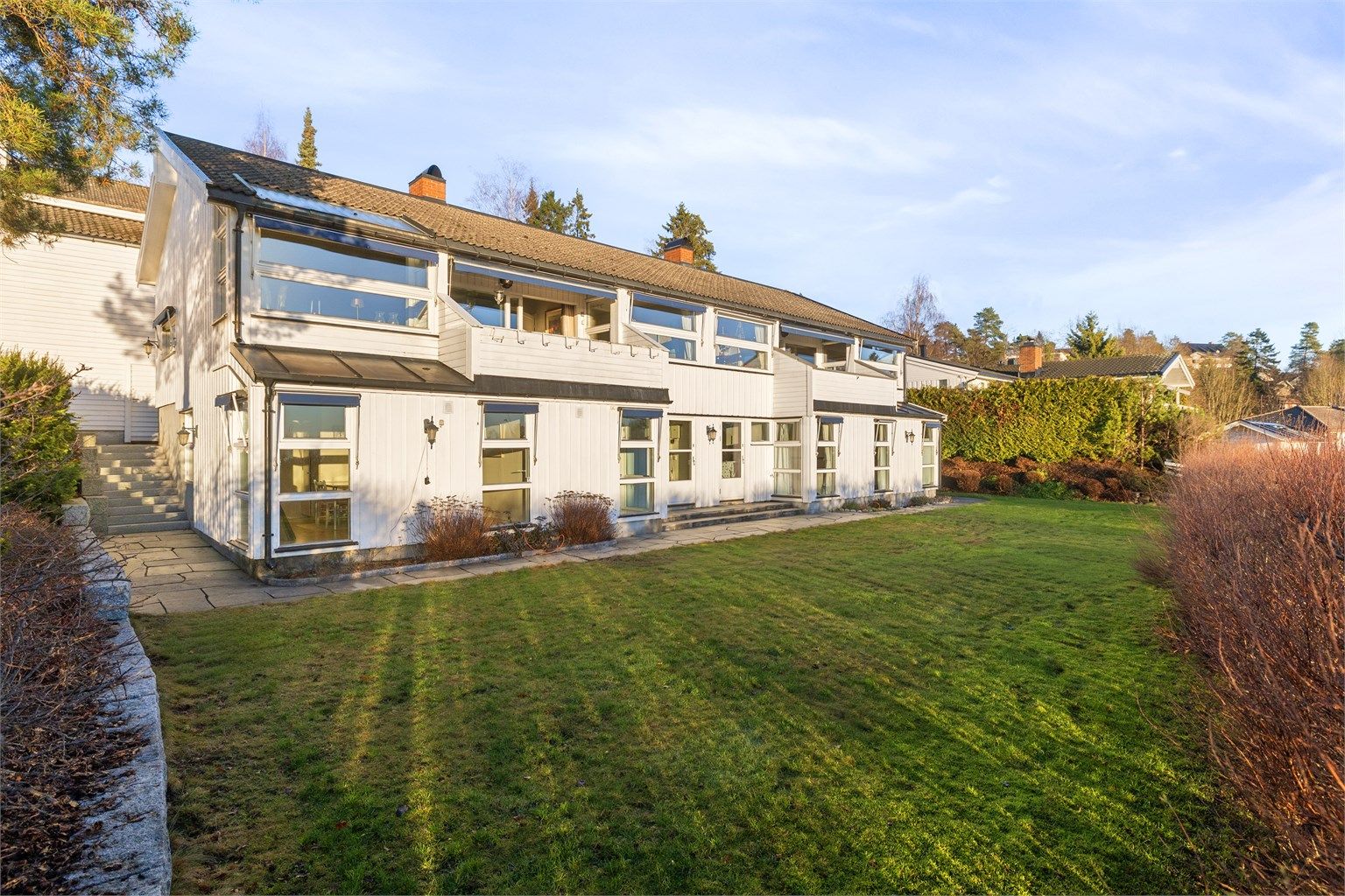 Boligen er tilbaketrukket i naturskjønne og solrike omgivelser.