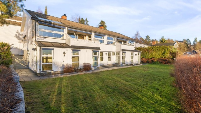 Boligen er tilbaketrukket i naturskjønne og solrike omgivelser.