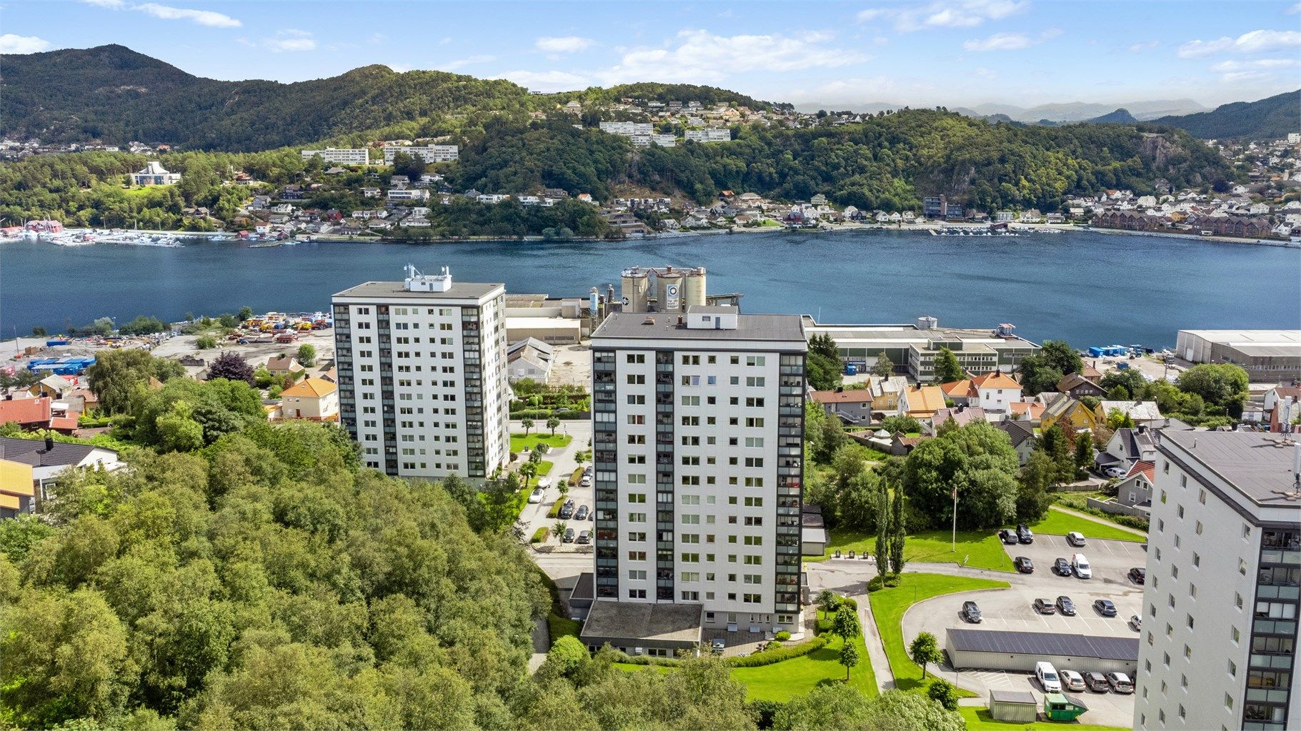 Amalie Barseth v/Krogsveen ønsker velkommen til Roald Amundsens gate 28B! Foto: Marianne Lyse