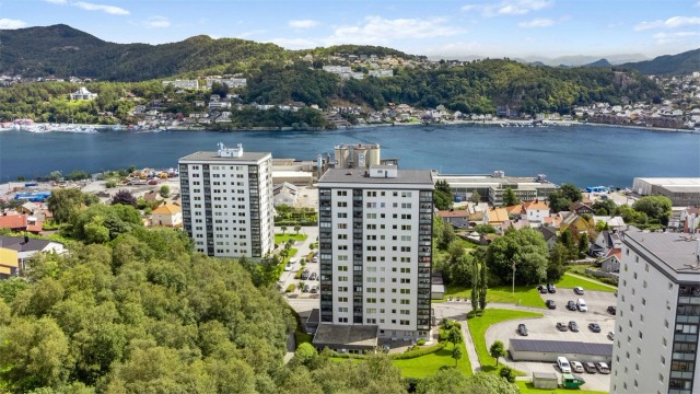 Amalie Barseth v/Krogsveen ønsker velkommen til Roald Amundsens gate 28B! Foto: Marianne Lyse