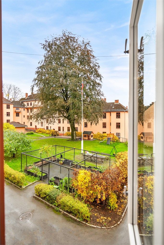 Sittegruppen er plassert ved vinduet med fin utsikt mot det skjermede felles gårdsrommet.