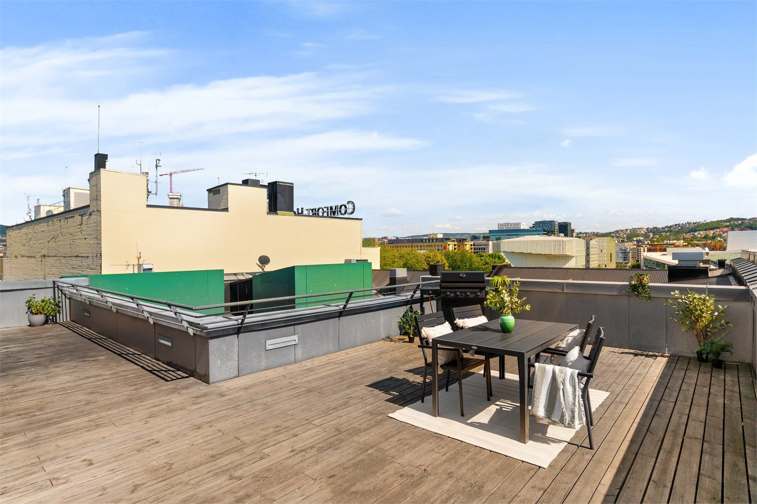 Sameiet disponerer en attraktiv felles takterrasse møblert med sittegrupper og ny gassgrill, som gir gode muligheter for sosiale sammenkomster.