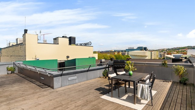 Sameiet disponerer en attraktiv felles takterrasse møblert med sittegrupper og ny gassgrill, som gir gode muligheter for sosiale sammenkomster.