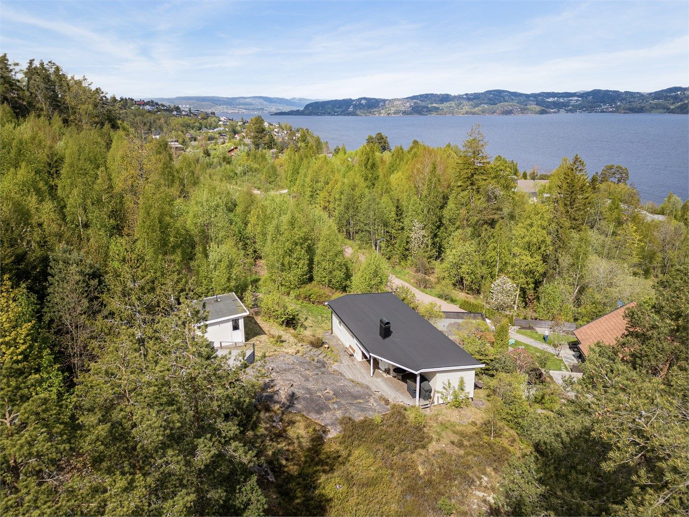 Eiendommen er plassert øverst på feltet på oversiden av Svelvikveien ved Drammensfjorden