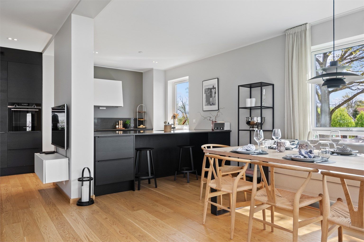 Kjøkkenet har et lekkert og moderne design med stramme linjer, stor kjøkkenøy og påkostede løsninger.