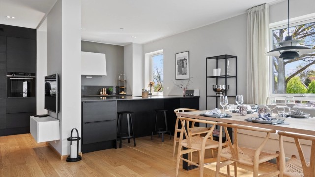 Kjøkkenet har et lekkert og moderne design med stramme linjer, stor kjøkkenøy og påkostede løsninger.