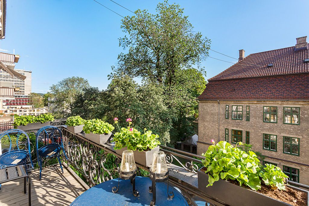 Balkongen vender ut mot rolige Mogens Thorsens gate som er en enveiskjørt gate.