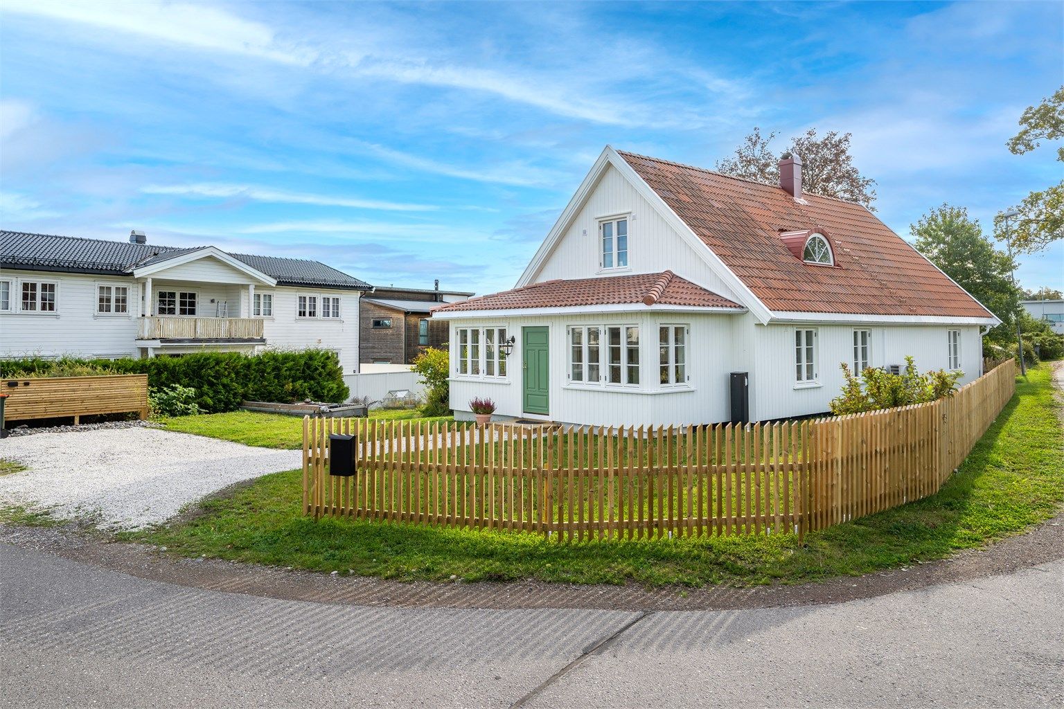 Eneboligen har en nydelig beliggenhet i stille og rolig blindvei på Føynland, på Nøtterøy i Færder kommune. 
