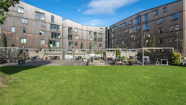 Det er en stor terrasse/uteareal i sameiet.