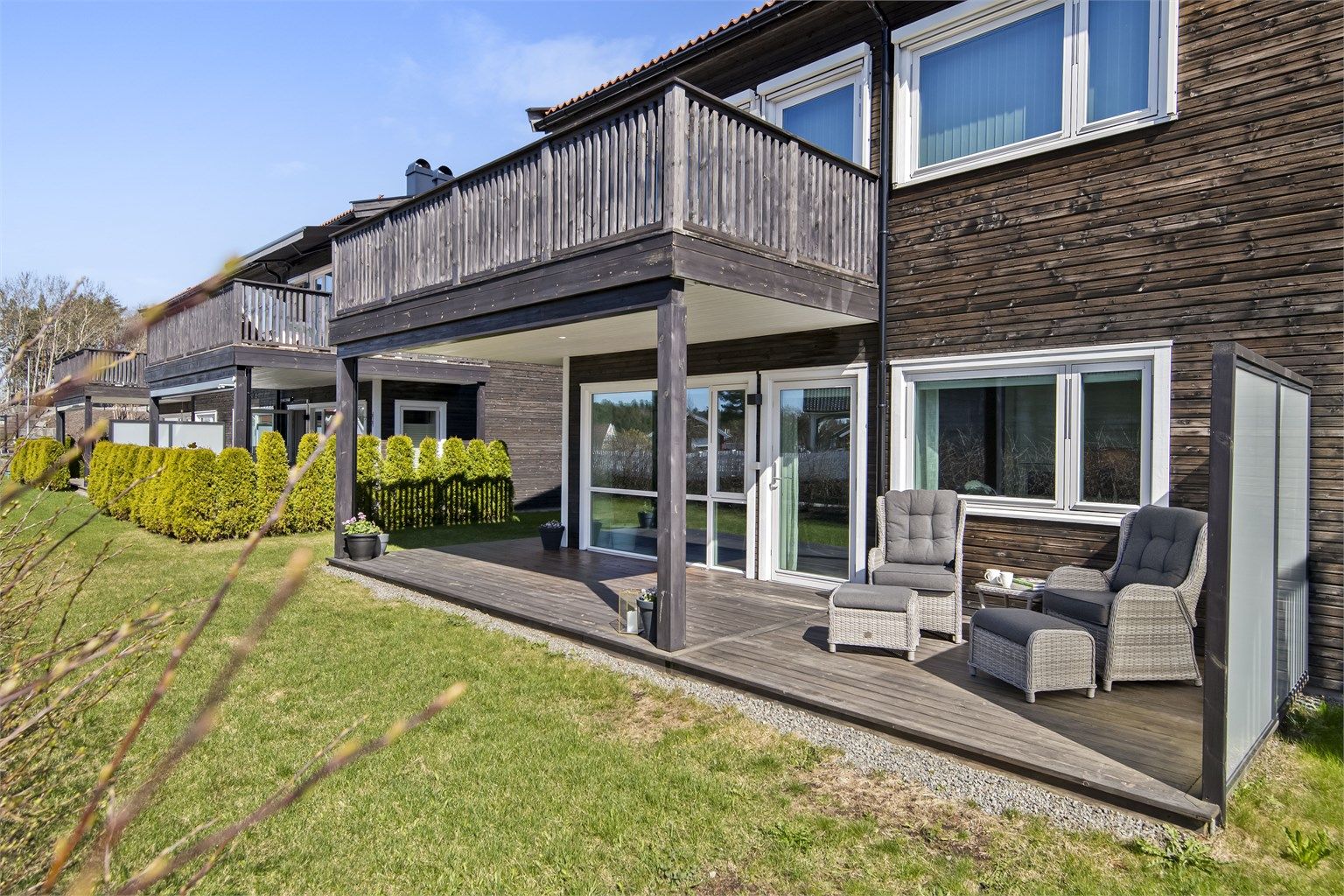 Uteplassen er vestvendt og har gode solforhold. Her har man bruksrett på tilliggende hage