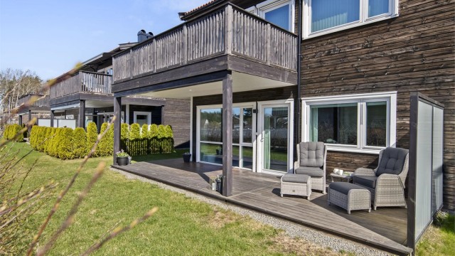 Uteplassen er vestvendt og har gode solforhold. Her har man bruksrett på tilliggende hage