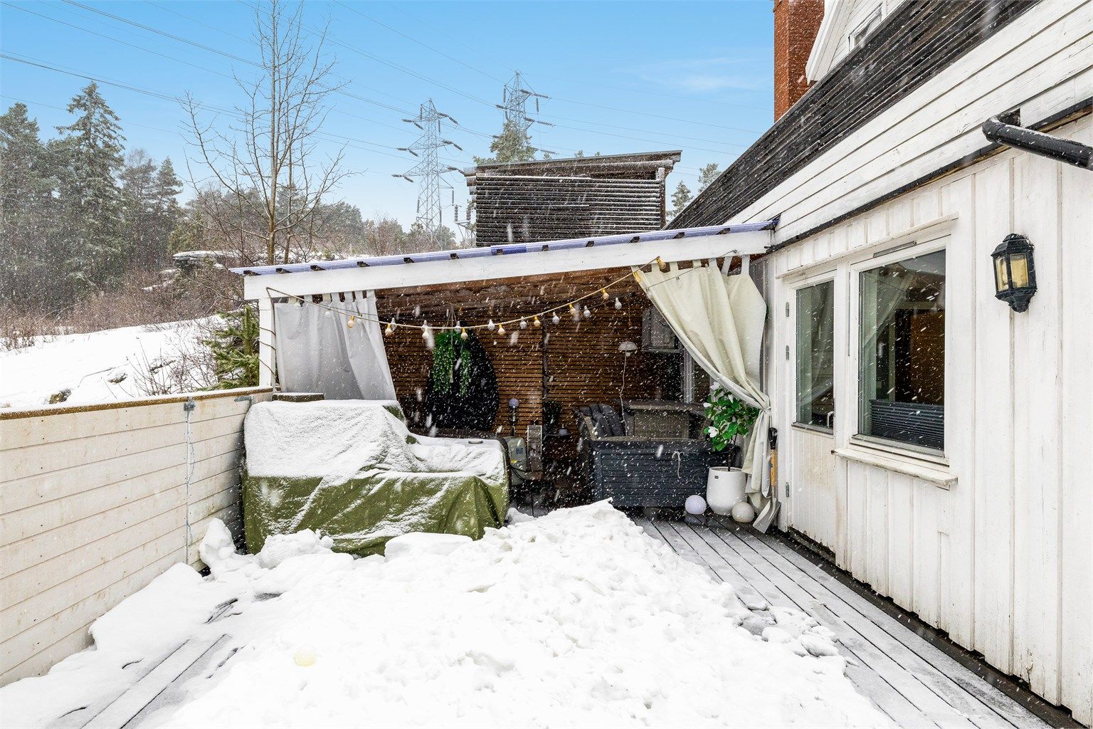 Terrassen har et overbygget parti.