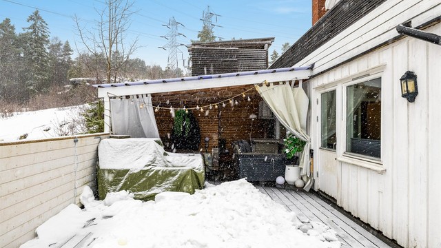 Terrassen har et overbygget parti.