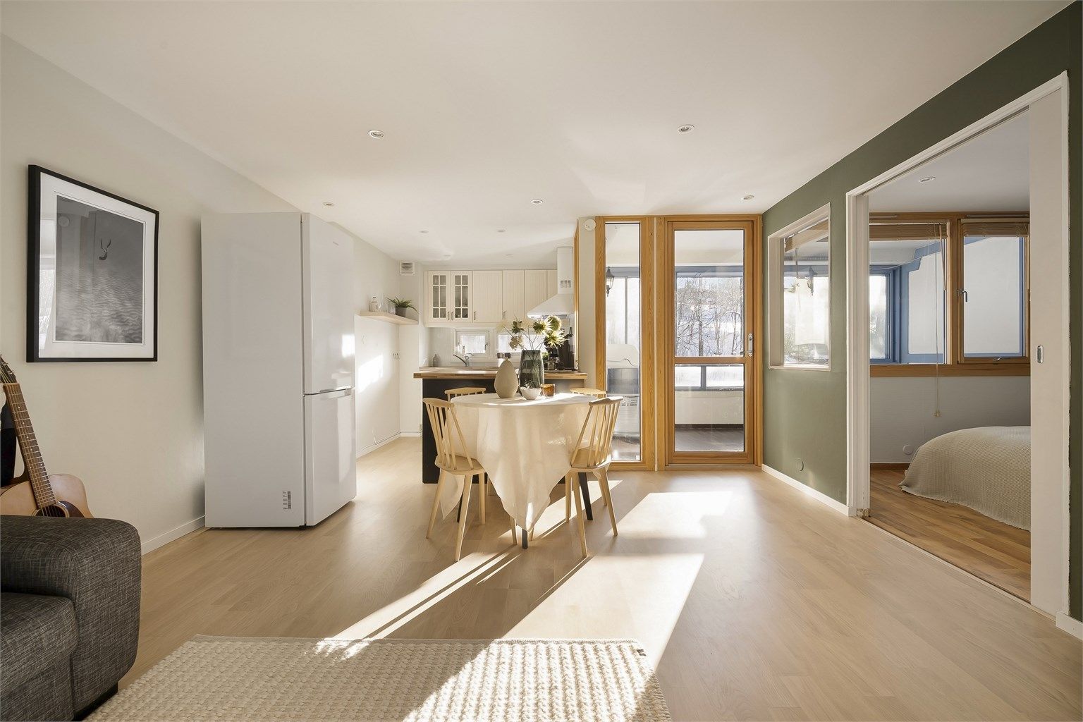 Stor deilig stue med åpen kjøkkenløsning, utgang til balkong og smart skyvedørsløsning inn til soverom.
Foto: Martine Eren Jacobsen