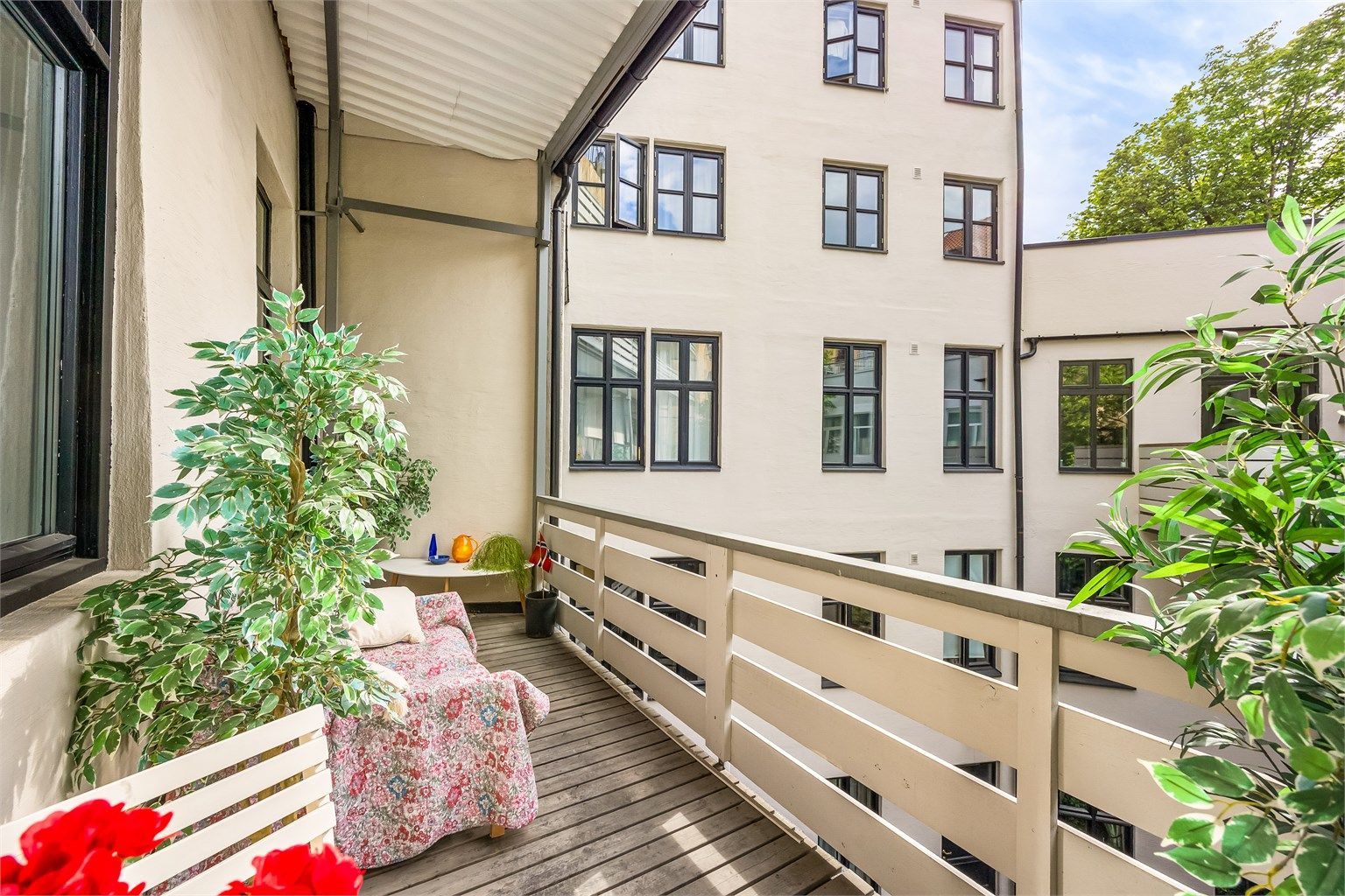 En superpraktisk 1-roms med attraktivt beliggenhet midt på Bislett, samtidig helt skjermet for støy og sjenanse da boligen vender i sin helhet inn mot bakgård. Foto: Marit Andersen.