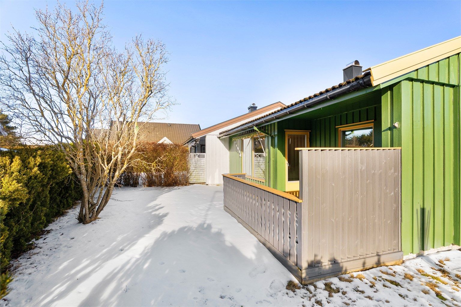 Solside med terrasse i trekonstruksjon, perfekt for rolige dager ute. Her er det gode muligheter for å skape en hyggelig uteplass med enkle grep.