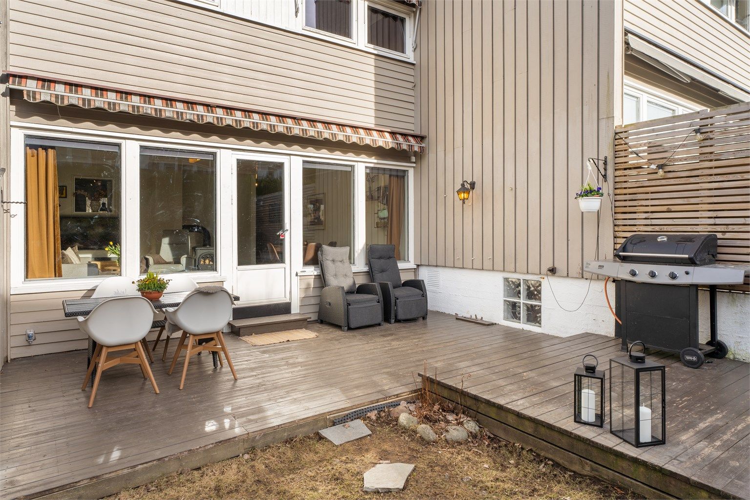 Fra stuen er det utgang til solrik terrasse på ca. 24m² og hageparsell.