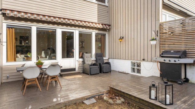 Fra stuen er det utgang til solrik terrasse på ca. 24m² og hageparsell.