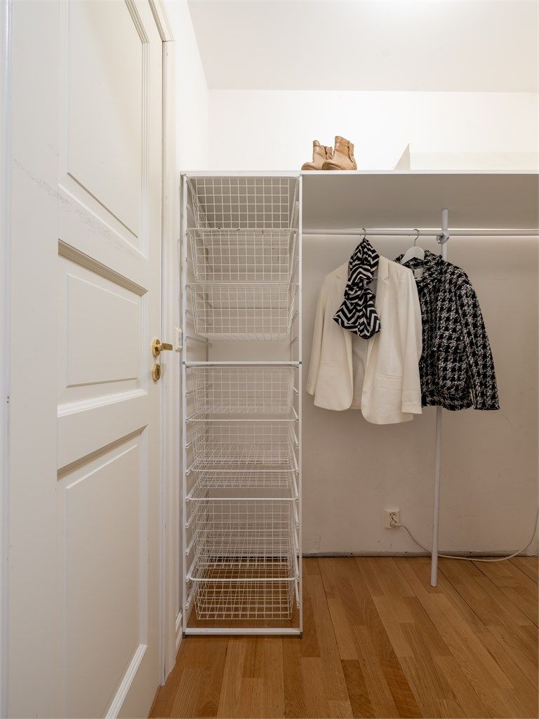 Innvendig bod ligger i delvis åpen løsning til vaskerommet og har gode oppbevaringsmuligheter.