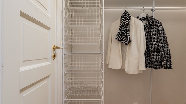 Innvendig bod ligger i delvis åpen løsning til vaskerommet og har gode oppbevaringsmuligheter.