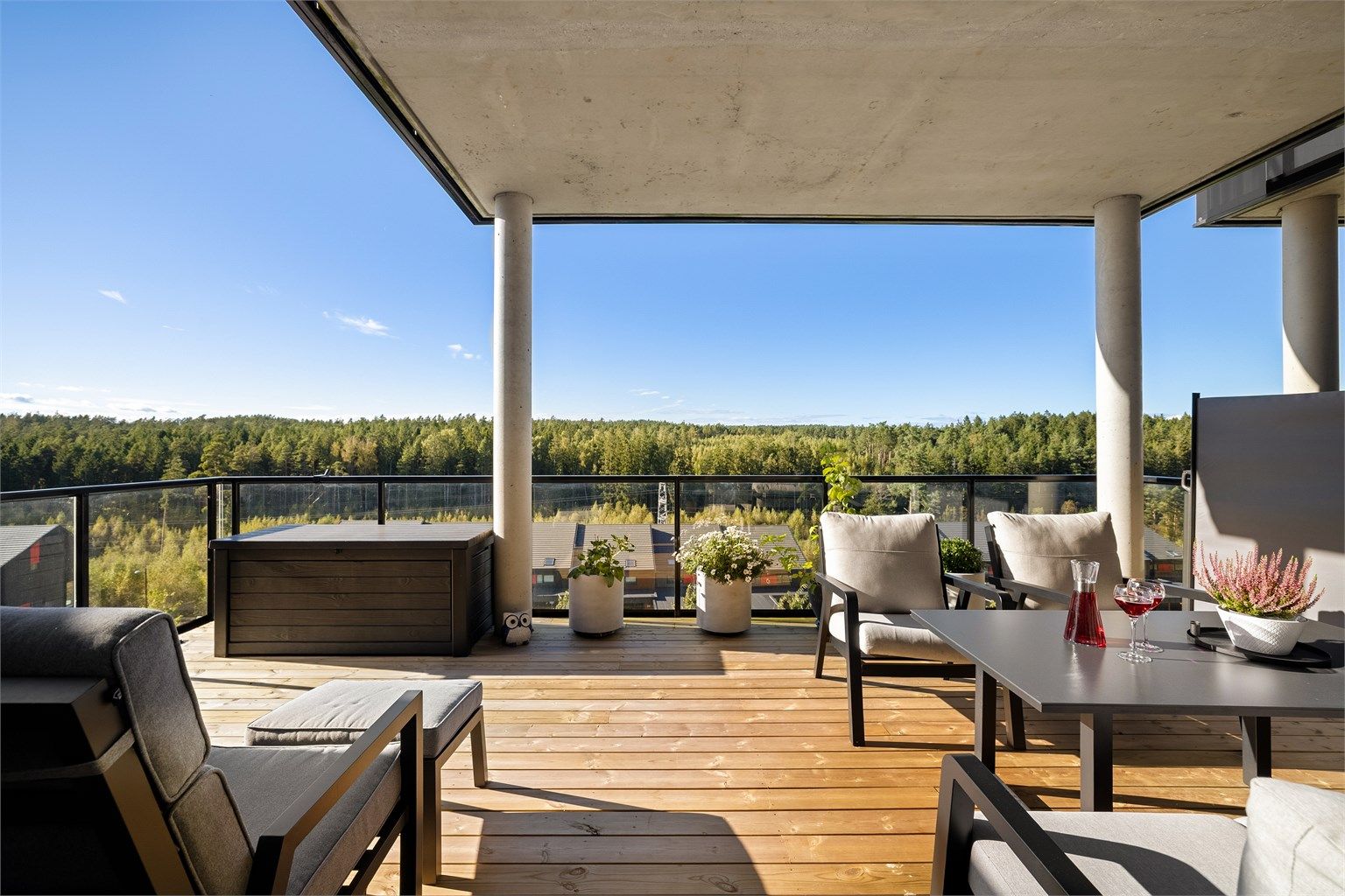 Byggets andre etasje oppleves som langt høyere. Ute som inne kan du glede deg over flott utsikt til Fredrikstadmarka.