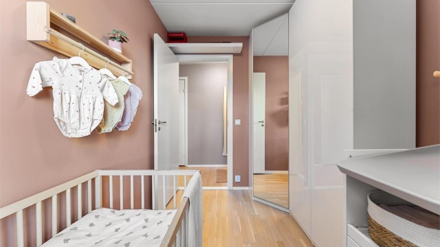 Rommet har plass til seng og garderobeskap.