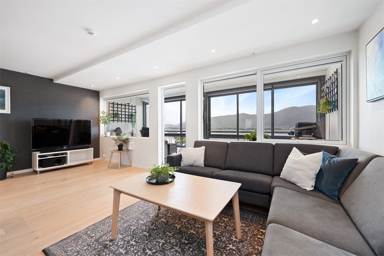 Stuen har gode lysforhold og godt med naturlig lysinnslipp fra sydvendte vinduer.