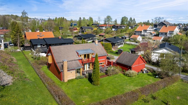 Velkommen til visning i Åsterudkroken 12! Et barnevennlig og skjermet boligområde rett ved marka. Gangavstand til barnehage og skole