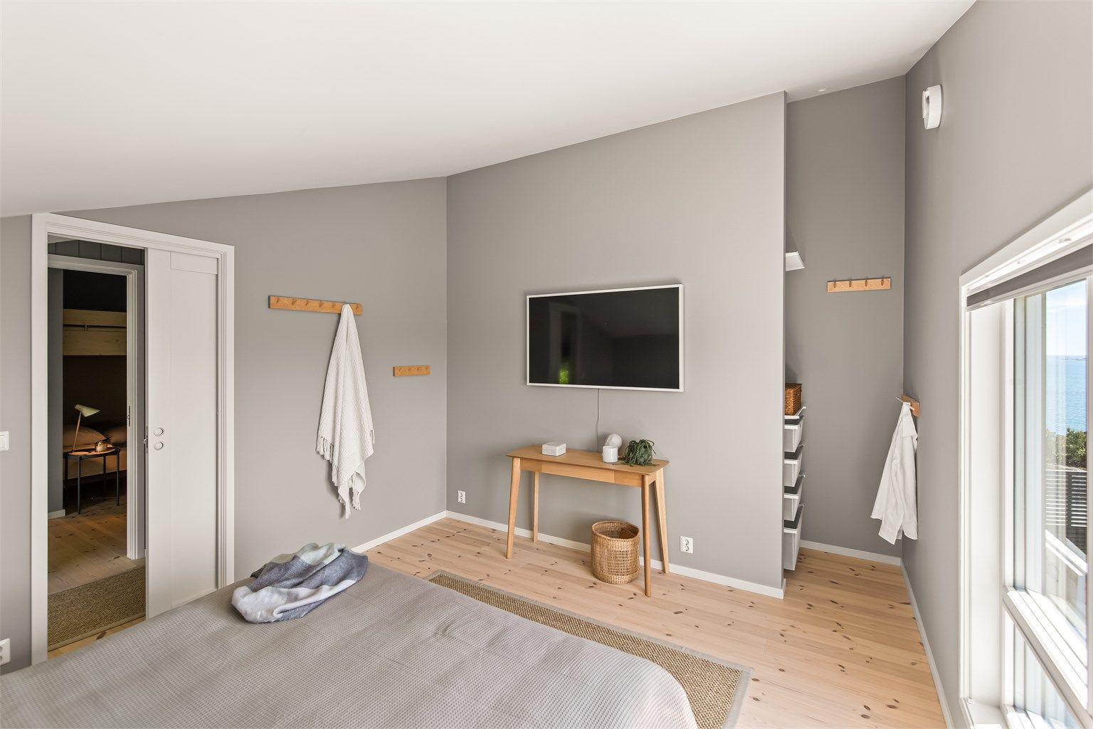 Delikat innredet hovedsoverom med meget god takhøyde og en liten walk-in garderobe.