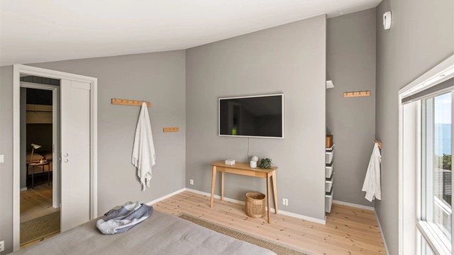 Delikat innredet hovedsoverom med meget god takhøyde og en liten walk-in garderobe.