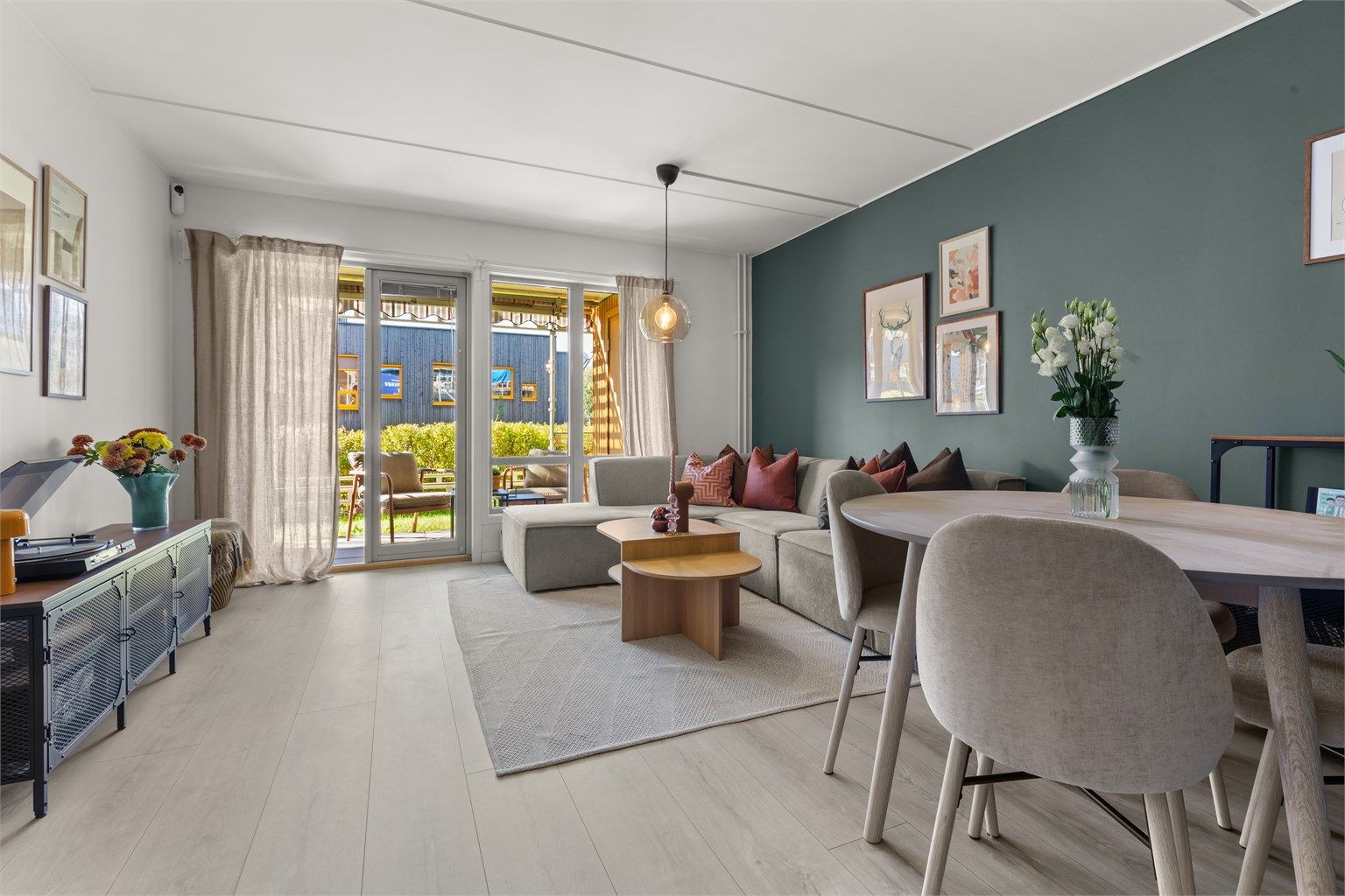 Det er store vindusflater som sammen med den gjennomgående planløsningen slipper inn rikelig med lys og luft. 