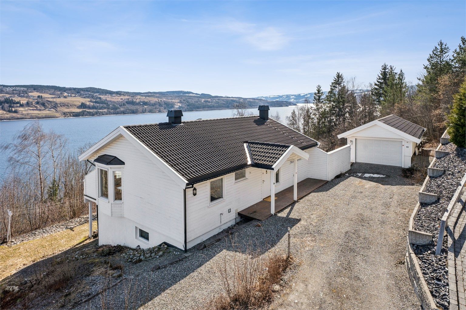 Velkommen til Riseenga 10! Innholdsrik bolig over to plan med sjeldent god utsikt mot Mjøsa og nærområdet.