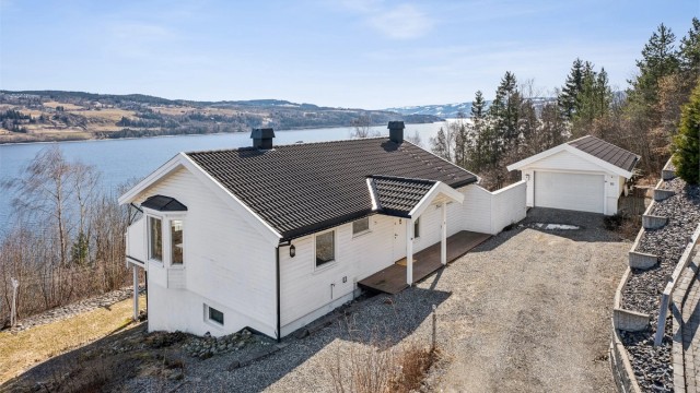 Velkommen til Riseenga 10! Innholdsrik bolig over to plan med sjeldent god utsikt mot Mjøsa og nærområdet.