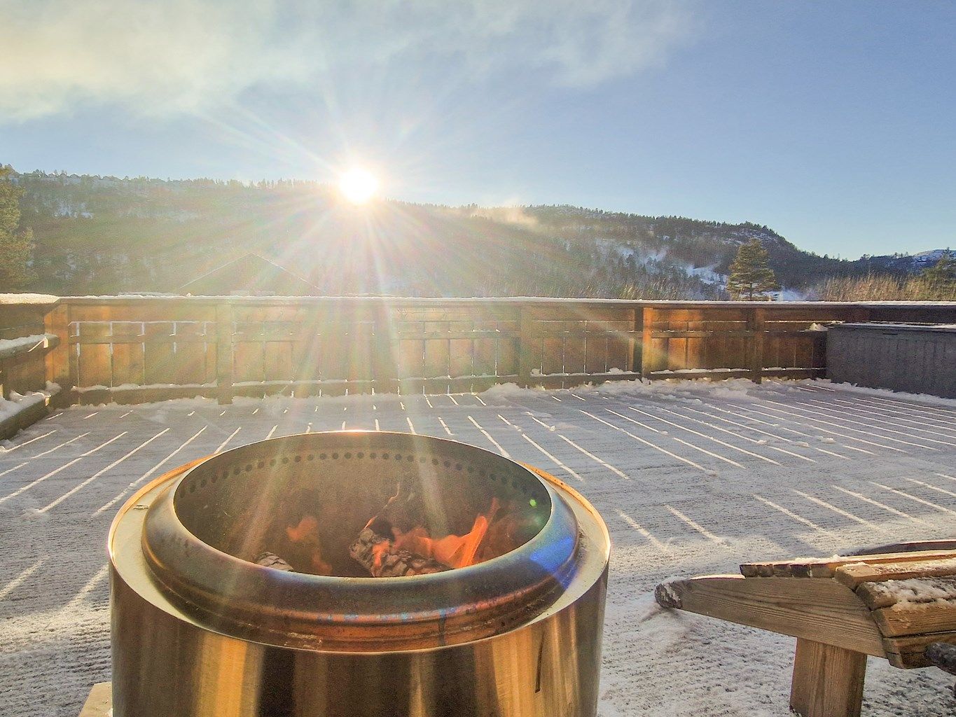 Solrik terrasse med utsikt mot skisenteret.