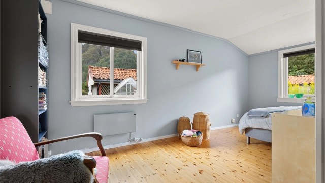 Pent og romslig soverom med god plass til garderobeskap.