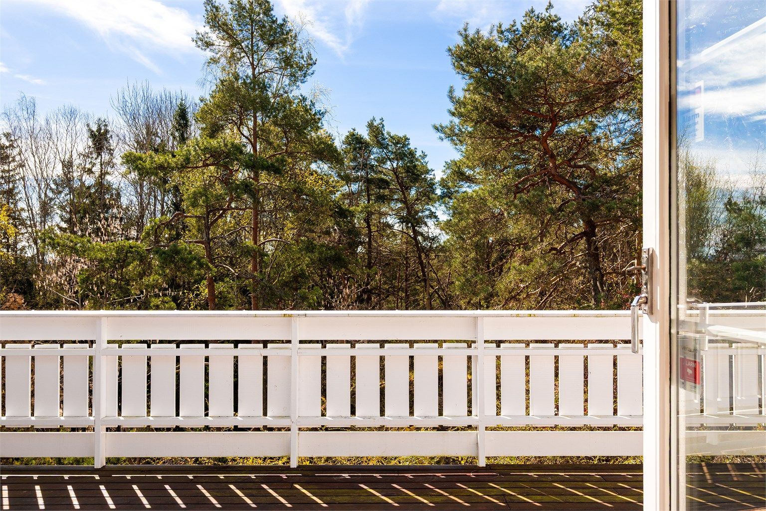 I Blåveisåsen bor du meget fredelig, omgitt av skogholt. Det er i praksis ikke innsyn til boligen.
