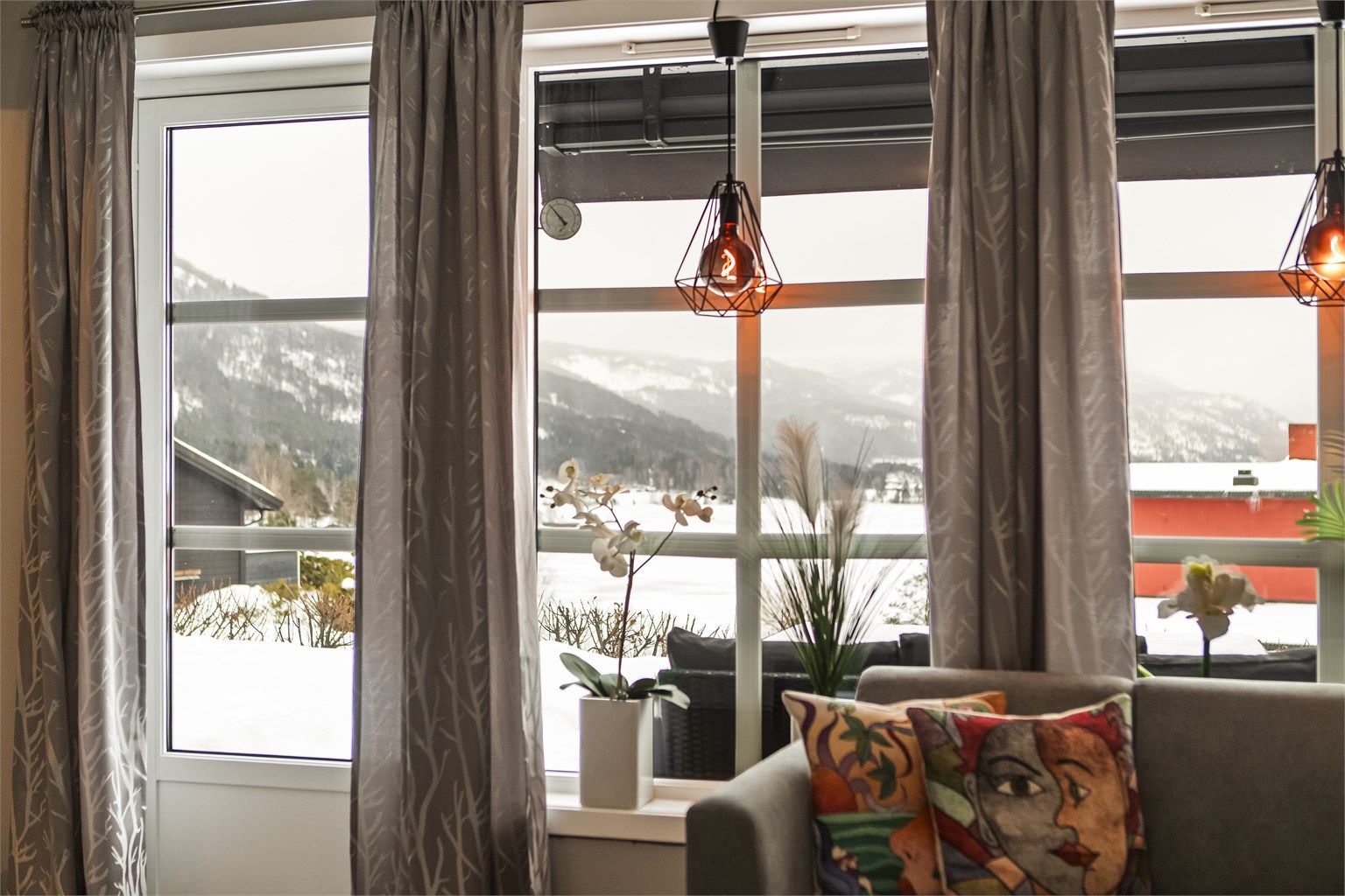 Nydelig utsikt og uten innsyn kan man nyte late dager på hytta