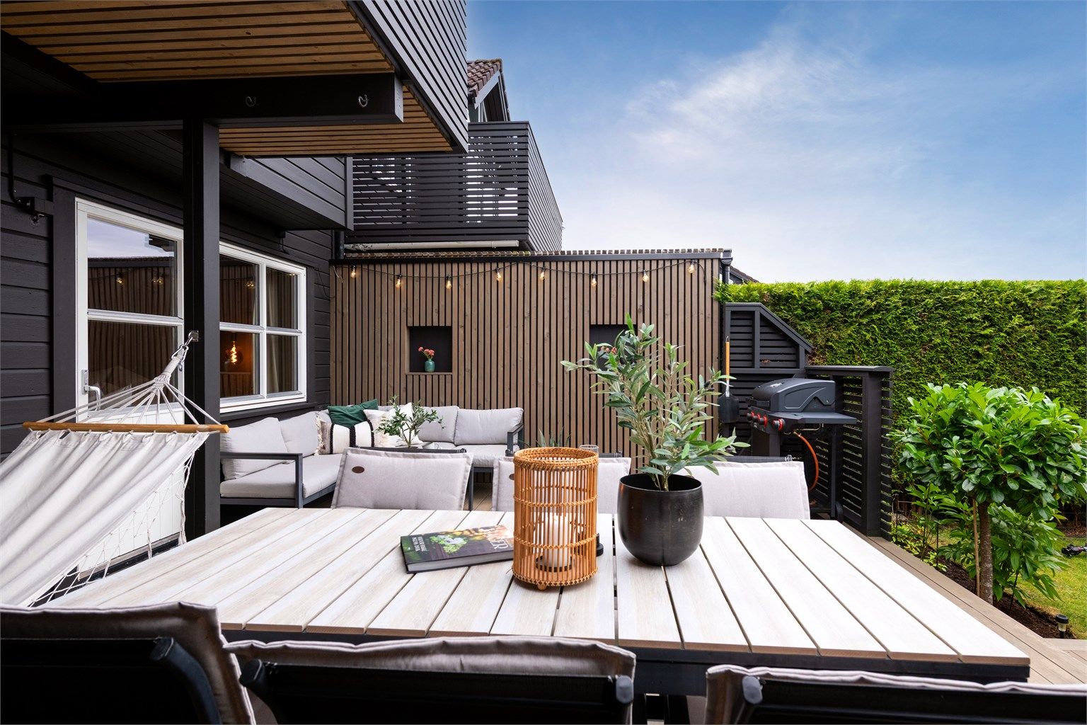 Flott skjermet markterrasse i underetasjen med god plass til flere soner og sitteplasser