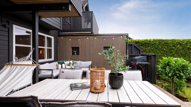 Flott skjermet markterrasse i underetasjen med god plass til flere soner og sitteplasser