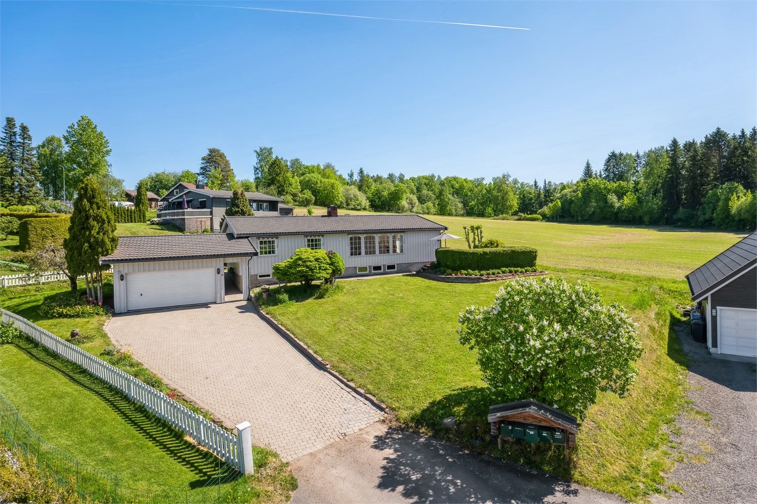 Boligen ligger flott til innerst i blindgate, grensende til bla. jordbruksareal. Her er det solrikt og fritt