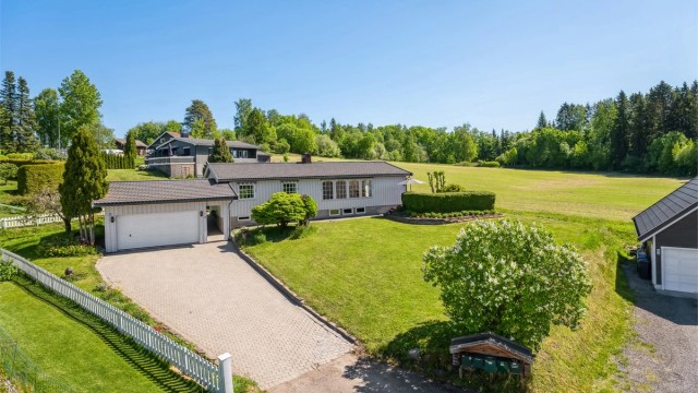 Boligen ligger flott til innerst i blindgate, grensende til bla. jordbruksareal. Her er det solrikt og fritt