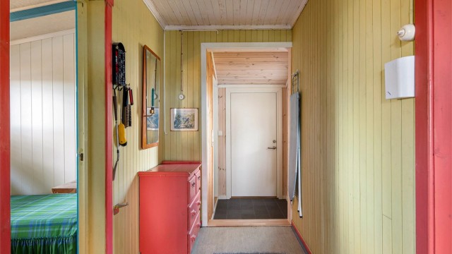 Soverommet er forbundet med gangen, badet er tilgjengelig fra entreen.