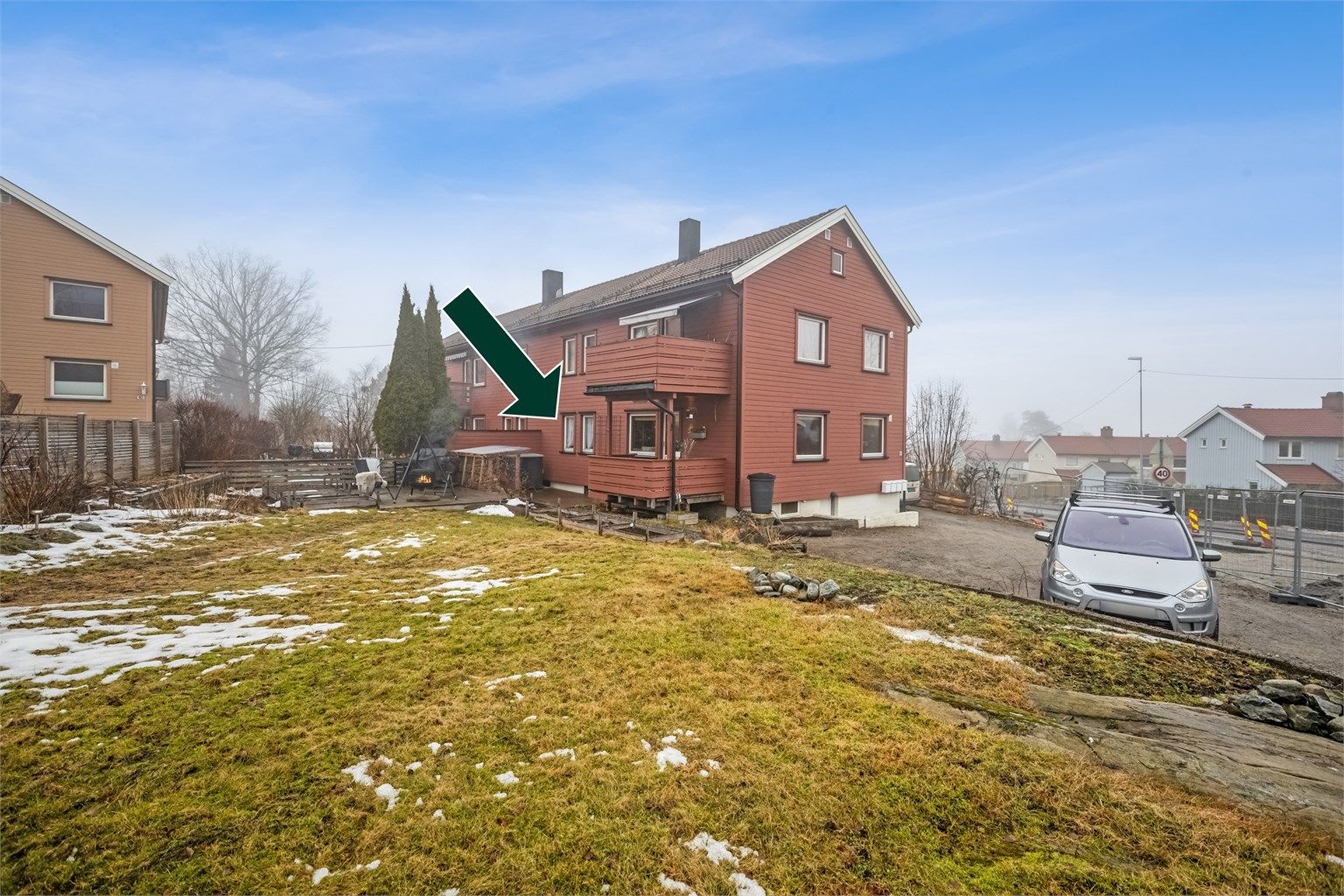 Leilighet over to plan med 1. etasje og kjeller. Biloppstillingsplass, terrasse og stor hage. Kort gangavstand til "alt". Foto: Per O. Skjellnan v/Eftk