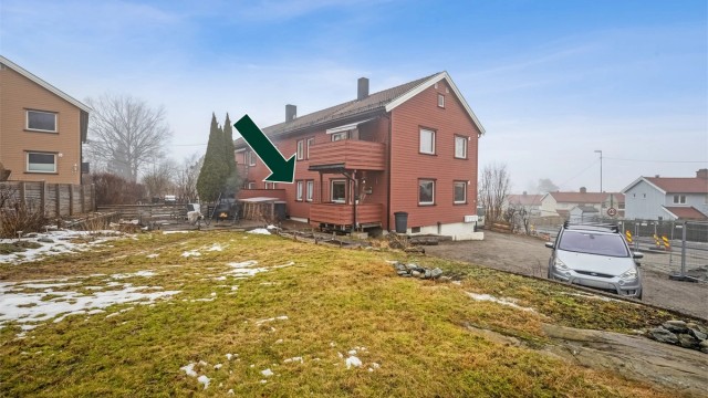 Leilighet over to plan med 1. etasje og kjeller. Biloppstillingsplass, terrasse og stor hage. Kort gangavstand til "alt". Foto: Per O. Skjellnan v/Eftk