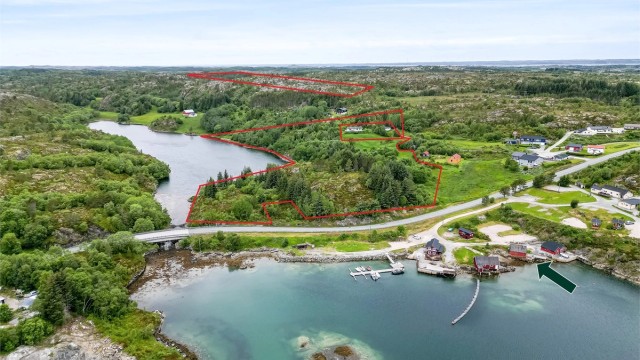 Velkommen til Bøstingveien - og denne idylliske landbrukstomten i naturskjønne omgivelser på Barmanfjorden / Hitra! Grensene på bildet er tegnet opp for hånd og må betraktes som et cirkaareal